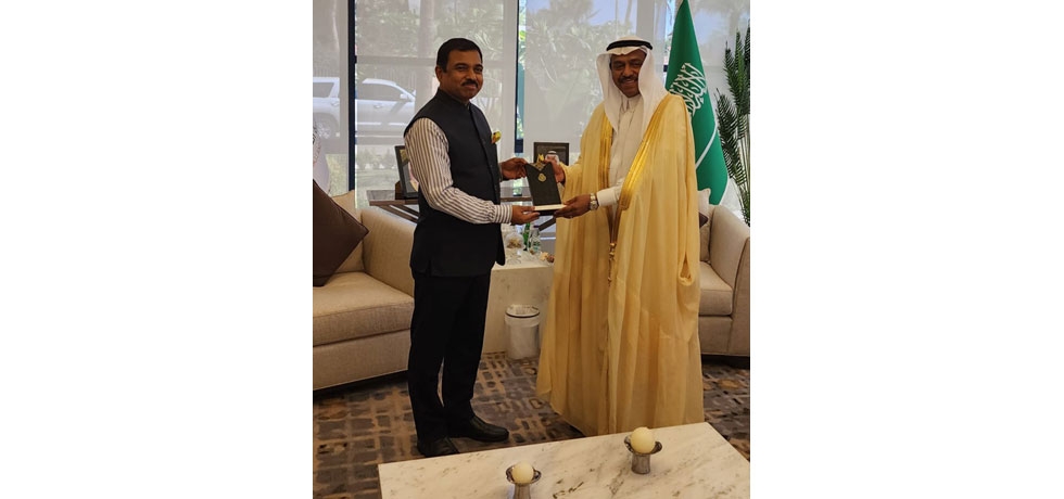 Shri Muktesh Pardeshi, Secretary (CPV&OIA)  met with Vice Haj Minister, HE Dr. Abdul-Fattah bin Sulaiman Mashat in Jeddah on 05 May 2024. 